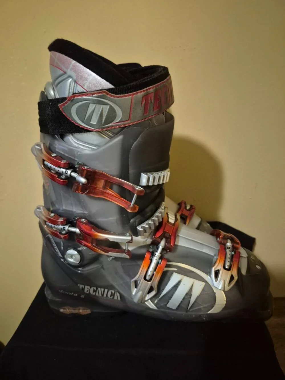 A PAIR OF USED TECNICA VENTO 6 HVL SKI BOOTS MEN 324 MM SHELL